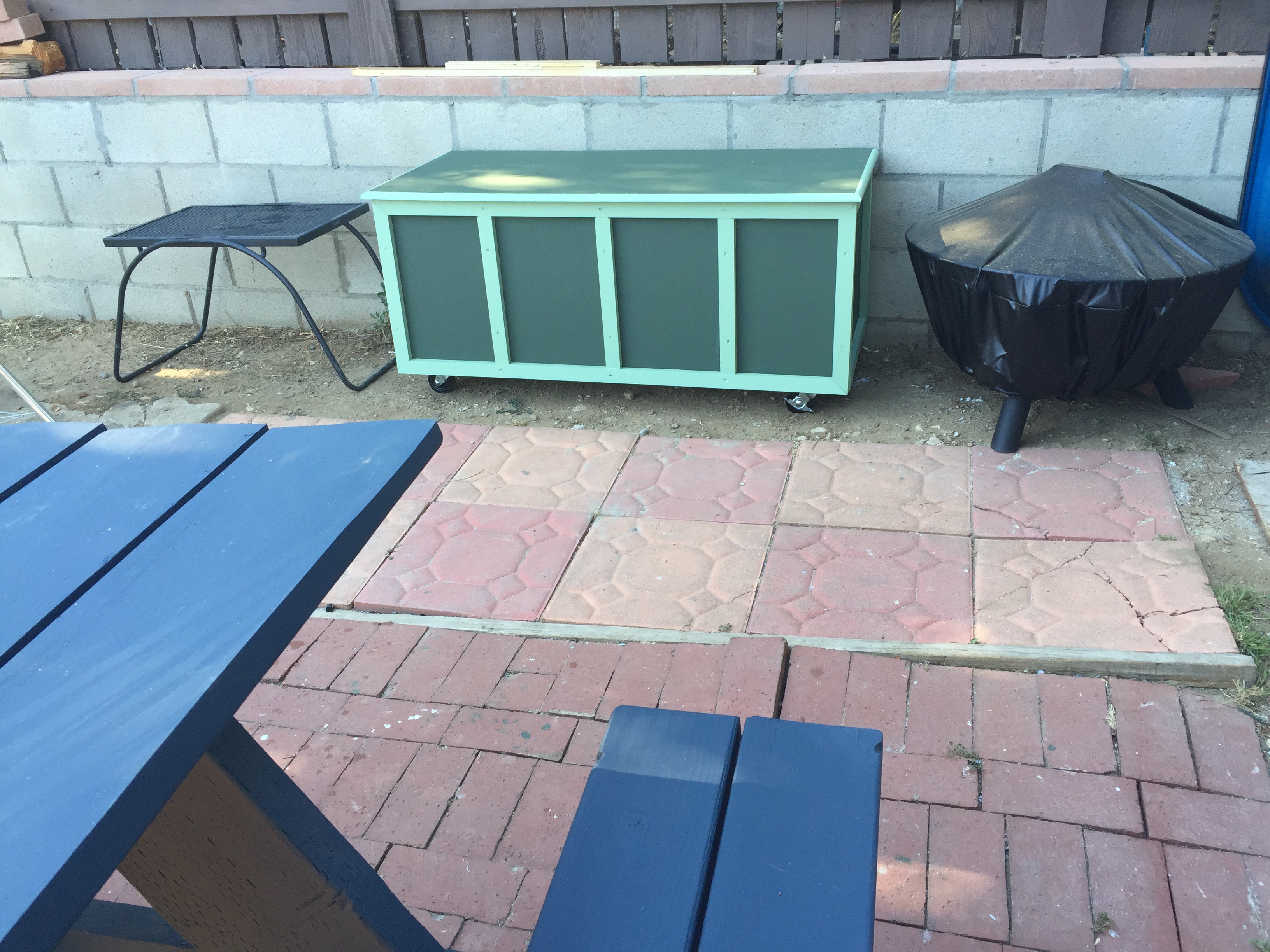 Wide shot of the backyard storage box